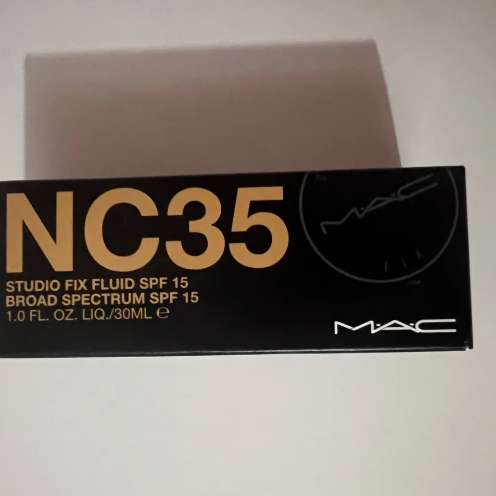 MAC STUDIO FIX FLUID FOUNDATION SPF 15 IN NC35, NIB